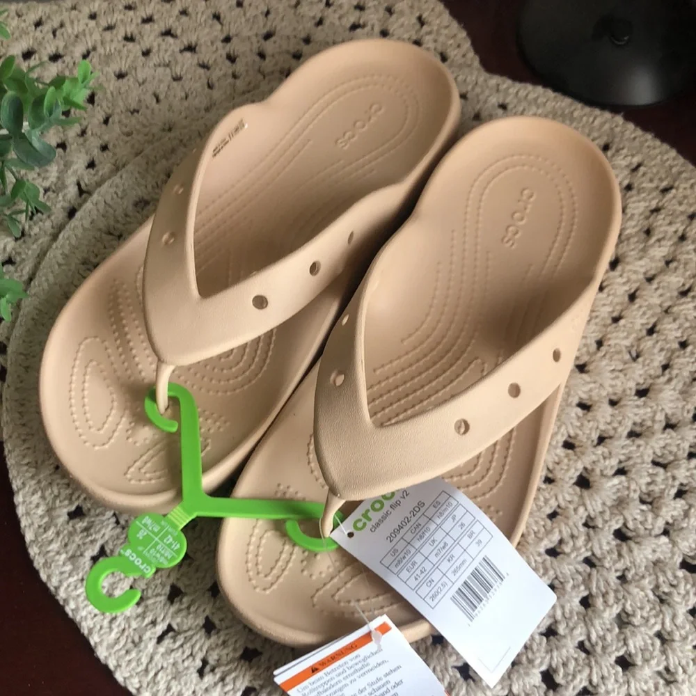 CROCS Unisex Classic Flip V2 Flop Tan Sandals